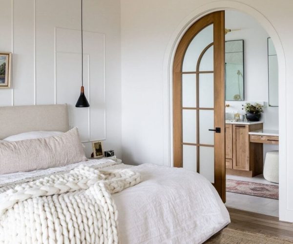 Chunky-Knit-Blanket-in-Neutral-Bedroom-via-@houseofjadeinteriors