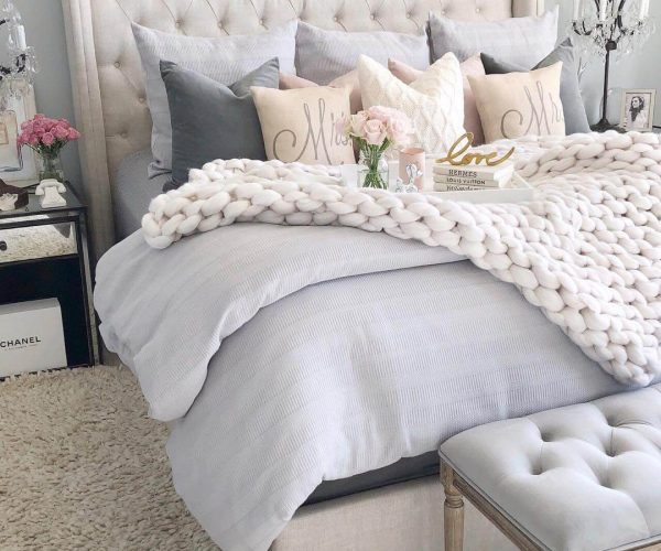 Neutral-tufted-headboard-with-lots-of-pillows-via-@sbkliving