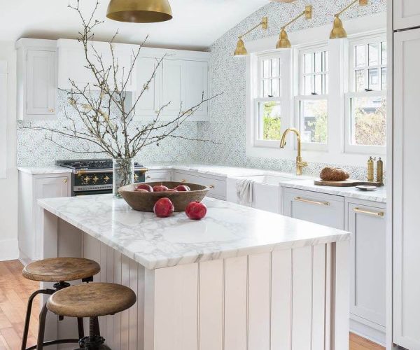 Pendant-Lighting-in-the-Kitchen-via-@amberinteriors